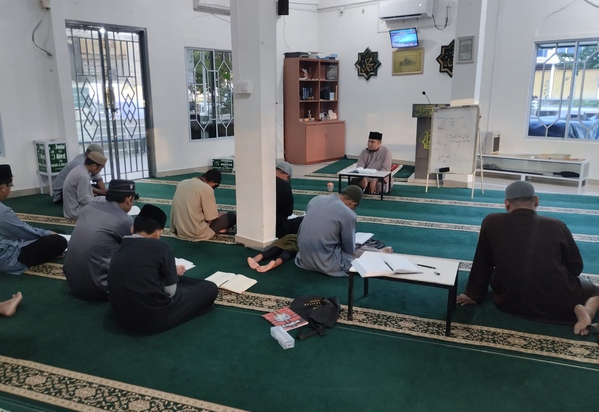 Jamaah menyimak Kelas Bahasa Arab di Masjid Al Ikhlas