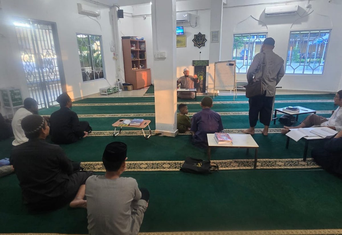 Kelas Bahasa Arab di Masjid Al Ikhlas, dihadiri jamaah berbagai usia